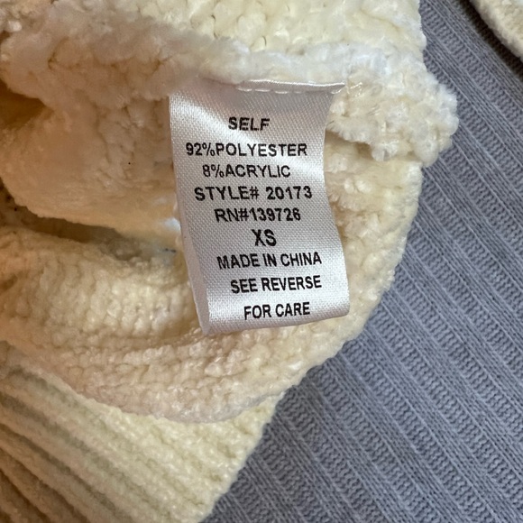 Honey Punch Ivory‎ V-Neck  woman Sweater Size XS - Picture 8 of 9